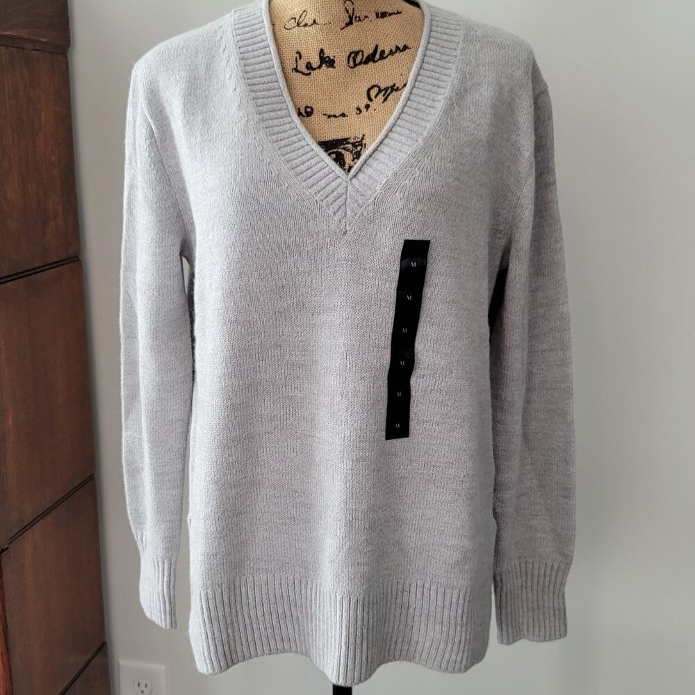Banana Grey V-Neck Sweater Medium "NEW", Soft , Holiday 2023